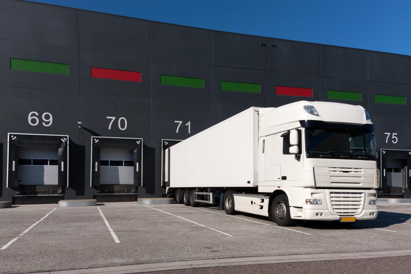 Camión en terminal de carga